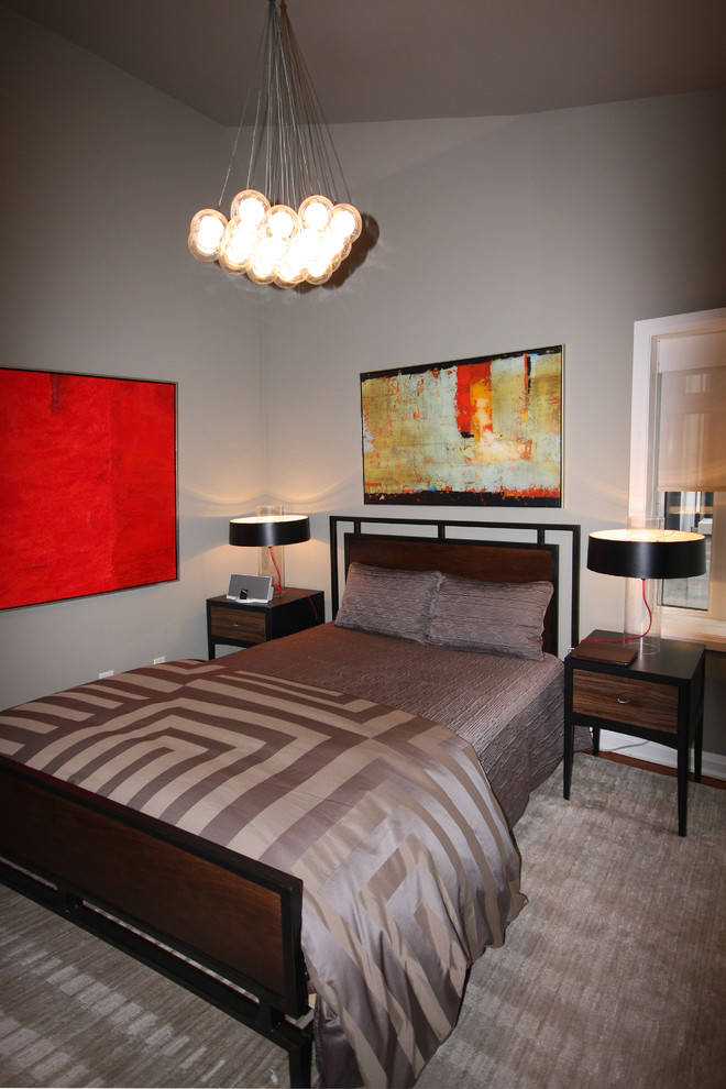 Imagen de dormitorio principal moderno pequeño sin chimenea con paredes grises, suelo de madera en tonos medios y suelo marrón