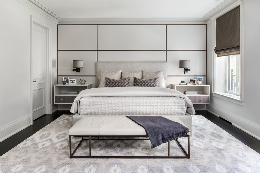 Свежая идея для дизайна: хозяйская спальня в стиле неоклассика (современная классика) с серыми стенами и черным полом - отличное фото интерьера