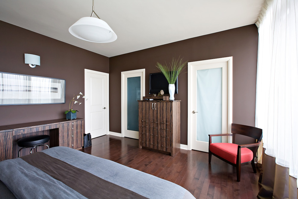 Diseño de dormitorio televisión clásico con paredes marrones, suelo de madera oscura y suelo marrón