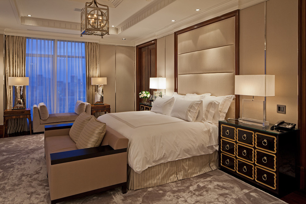 Imagen de dormitorio clásico renovado con paredes beige y moqueta