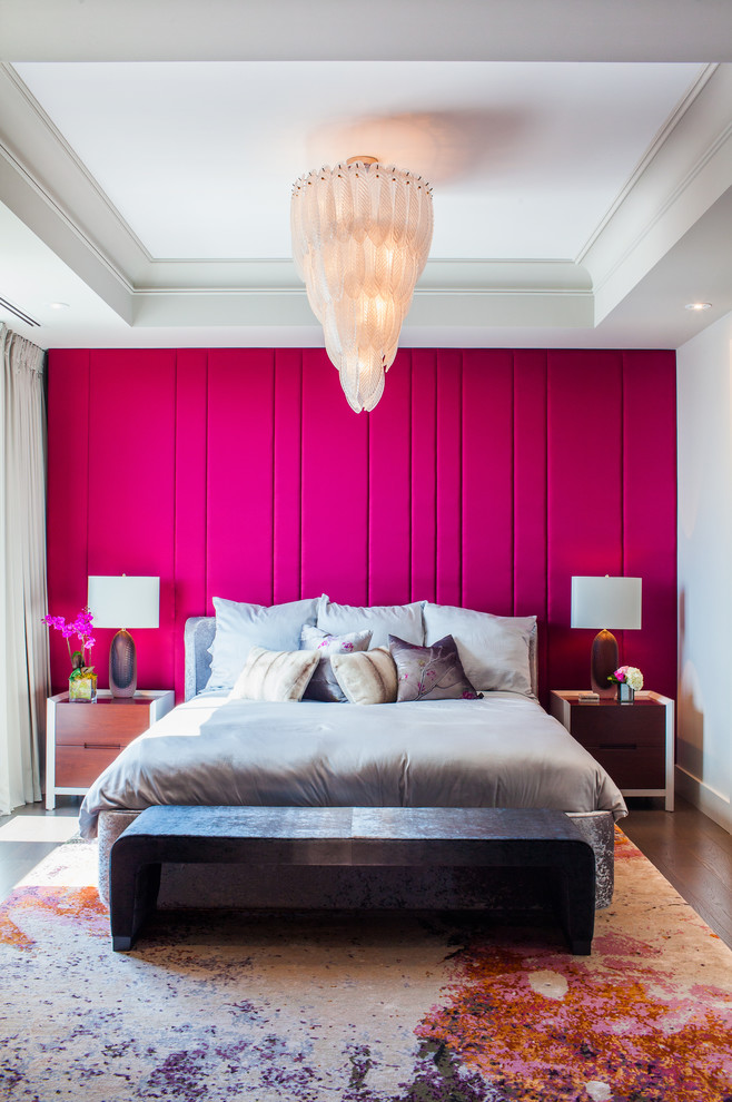 Exemple d'une chambre parentale grise et rose chic avec un mur rose et parquet foncé.