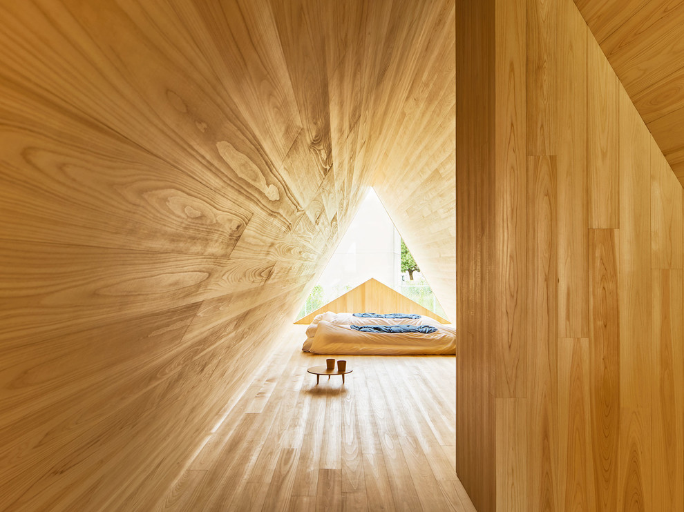 Idée de décoration pour une petite chambre asiatique avec un mur marron, parquet clair et un sol marron.