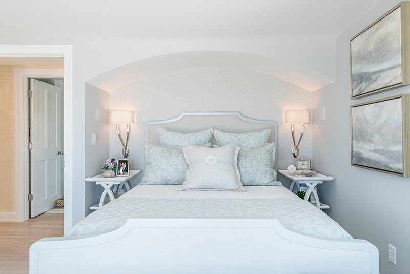 Свежая идея для дизайна: большая хозяйская спальня в морском стиле с серыми стенами, светлым паркетным полом и бежевым полом без камина - отличное фото интерьера