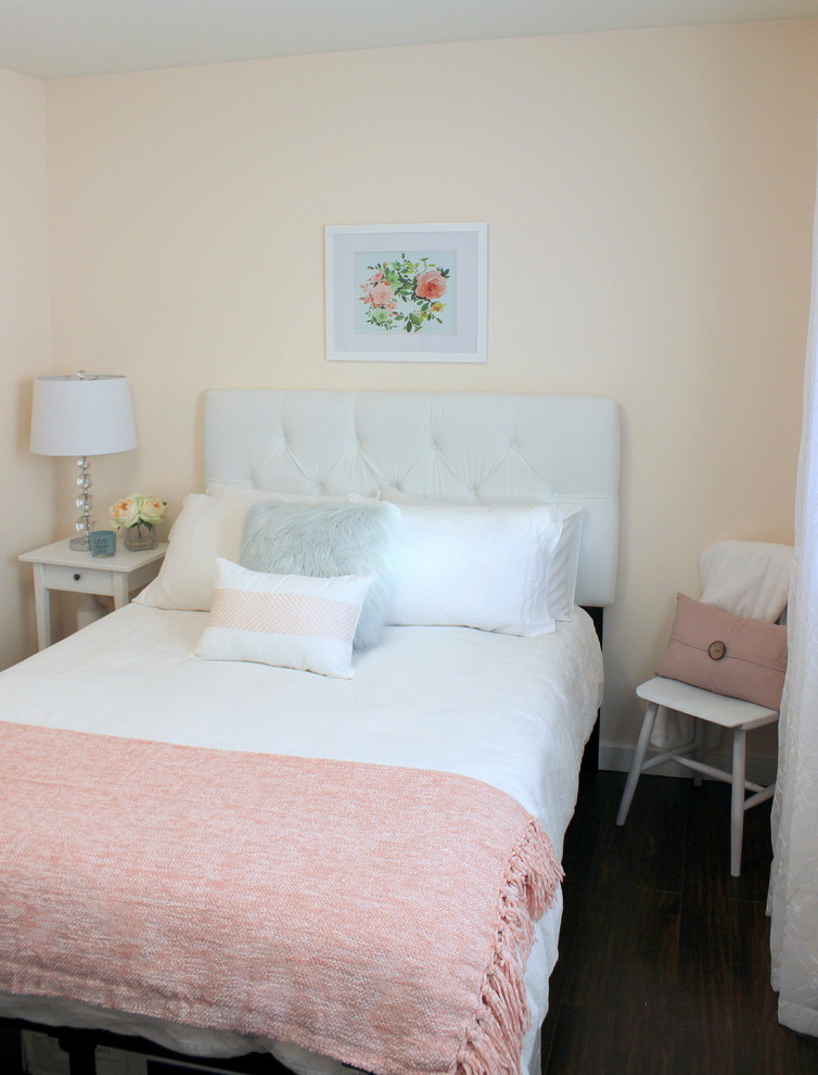 Идея дизайна: гостевая спальня среднего размера, (комната для гостей) в стиле шебби-шик с серыми стенами, темным паркетным полом и коричневым полом