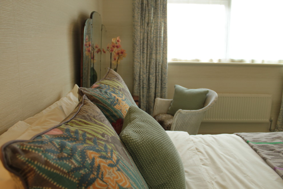 Modelo de habitación de invitados clásica renovada de tamaño medio con paredes beige, moqueta y suelo beige
