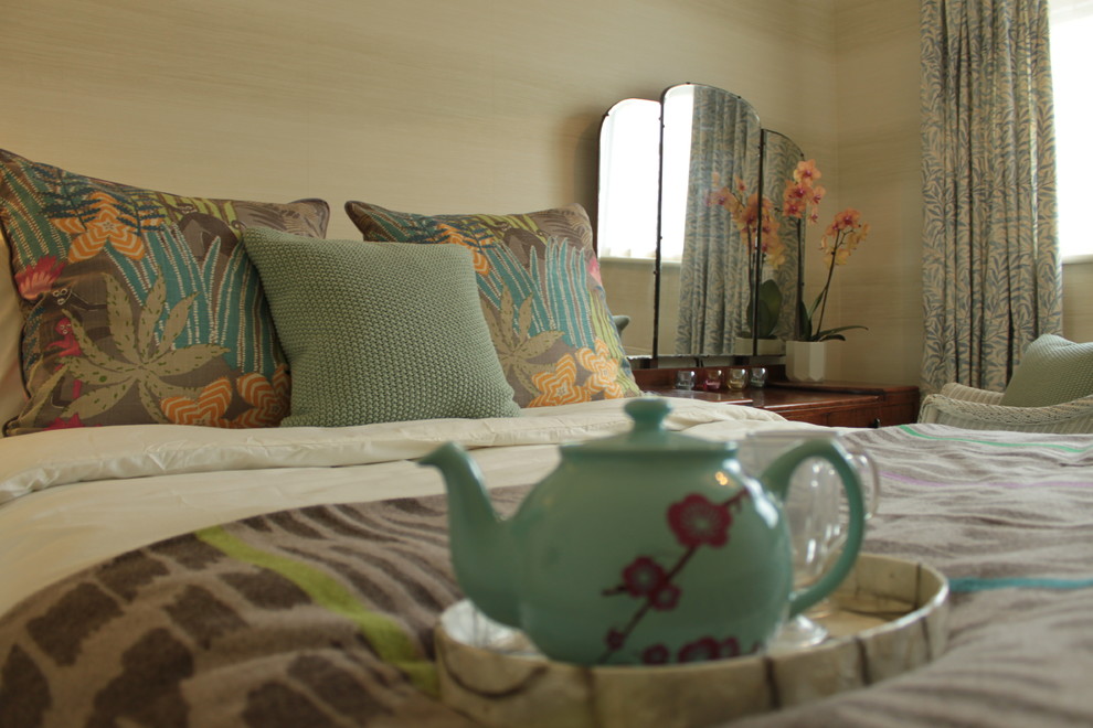 Imagen de habitación de invitados clásica renovada de tamaño medio con paredes beige, moqueta y suelo beige