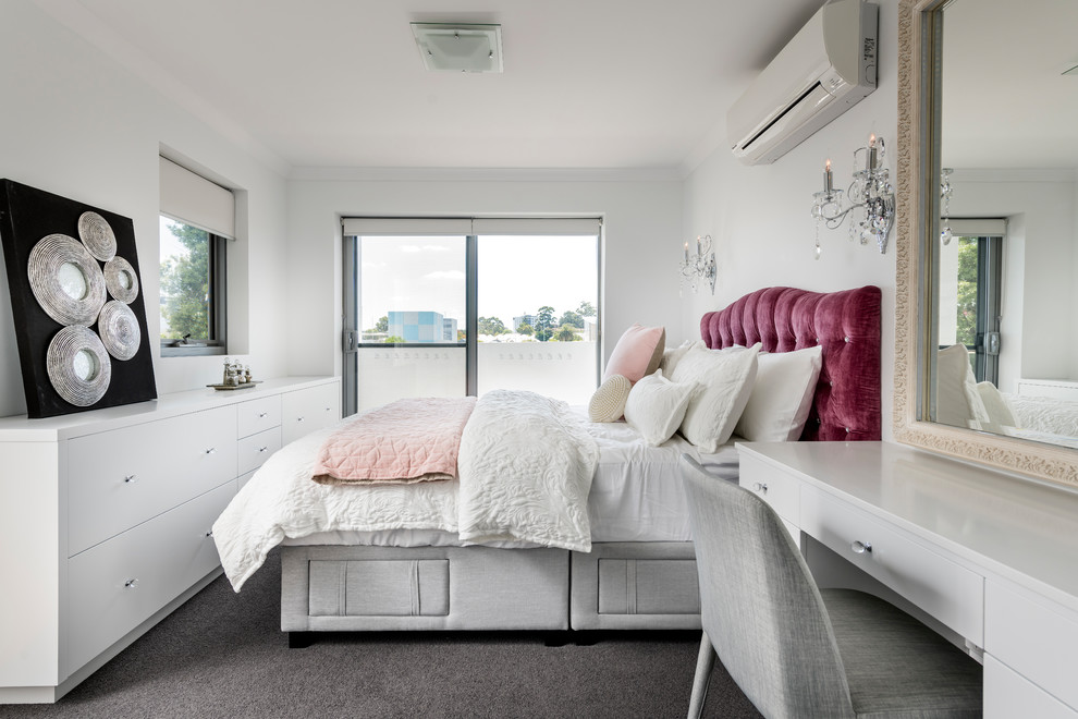 Exemple d'une petite chambre avec moquette grise et rose tendance avec un mur blanc et un sol gris.