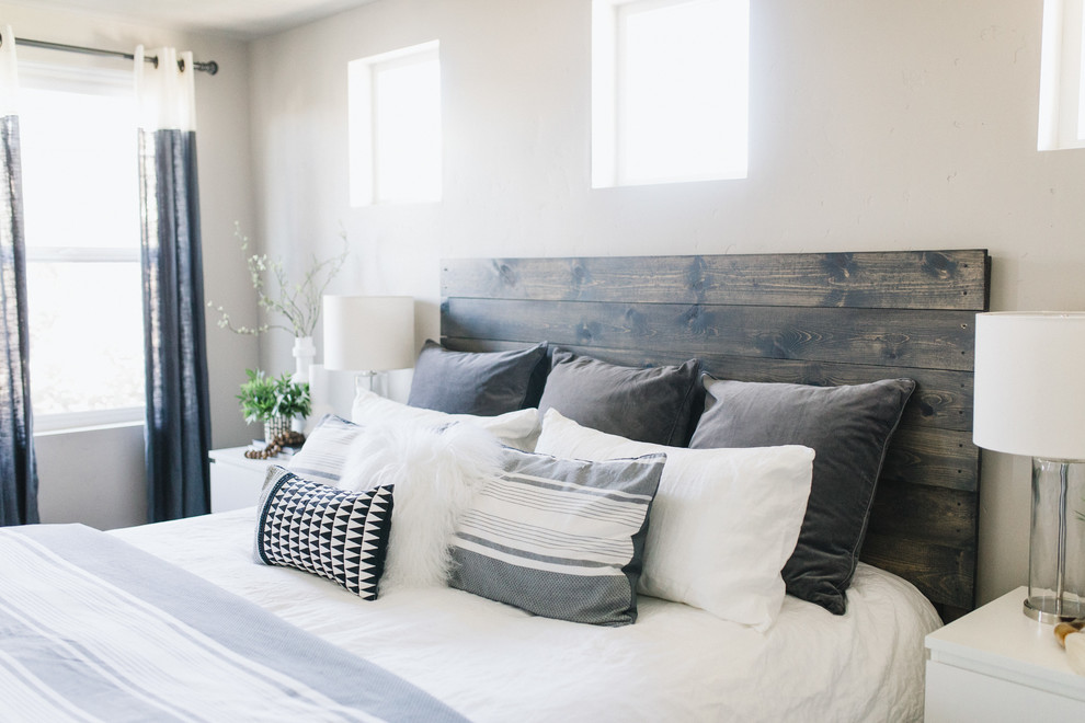 Пример оригинального дизайна: большая хозяйская спальня в стиле модернизм с серыми стенами, ковровым покрытием и серым полом