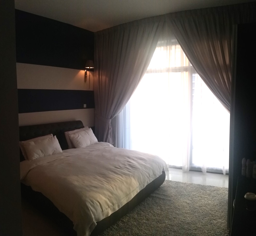 Modelo de dormitorio principal romántico de tamaño medio con paredes azules y suelo de baldosas de cerámica