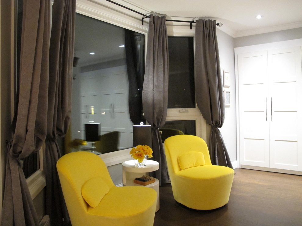 Источник вдохновения для домашнего уюта: большая хозяйская спальня в современном стиле с желтыми стенами, темным паркетным полом и коричневым полом