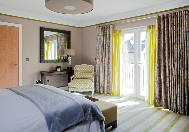 エディンバラにあるトラディショナルスタイルのおしゃれな寝室のインテリア
