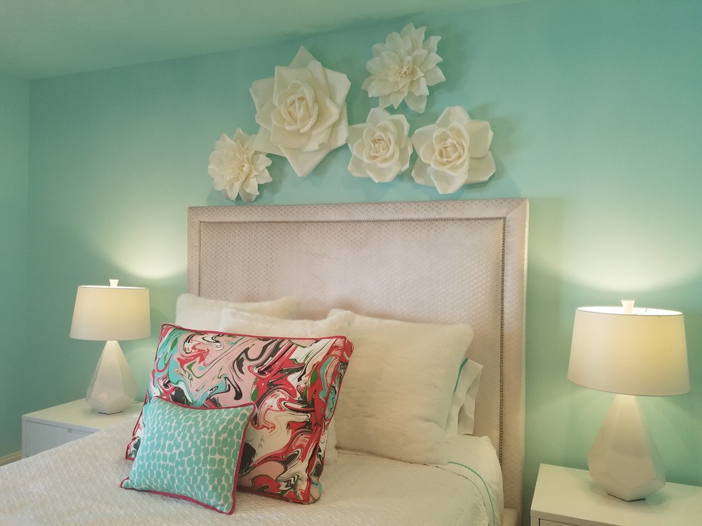 Diseño de dormitorio ecléctico de tamaño medio con paredes azules y moqueta