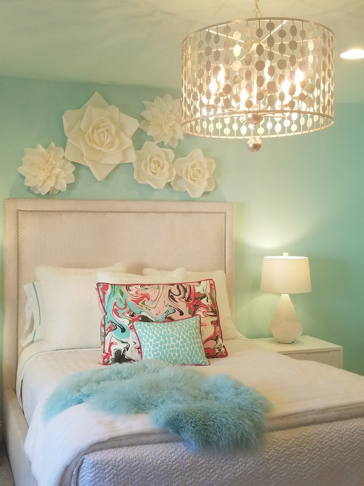 Esempio di una camera da letto eclettica di medie dimensioni con pareti blu e moquette