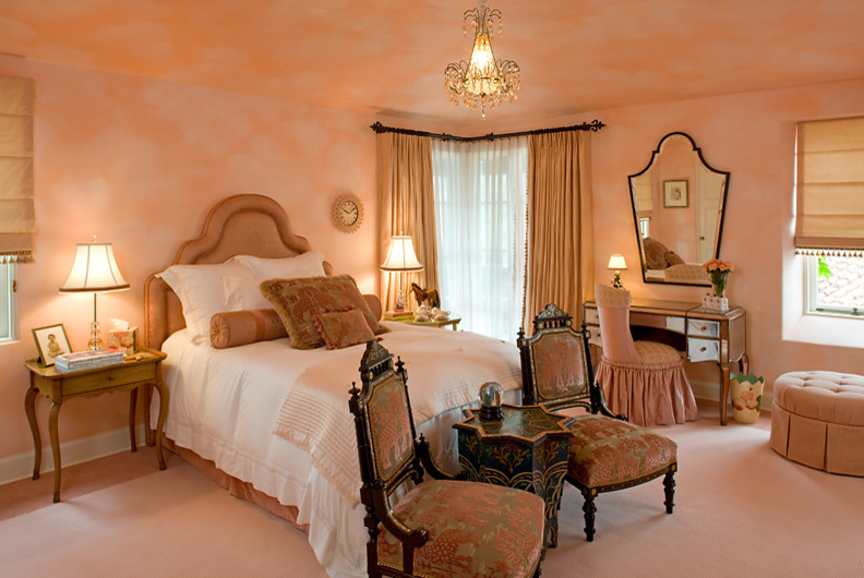 На фото: большая хозяйская спальня в современном стиле с розовыми стенами, ковровым покрытием и бежевым полом с