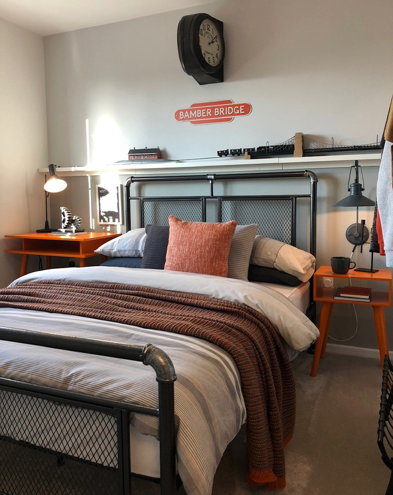 Modelo de dormitorio clásico renovado con paredes grises, moqueta y suelo beige
