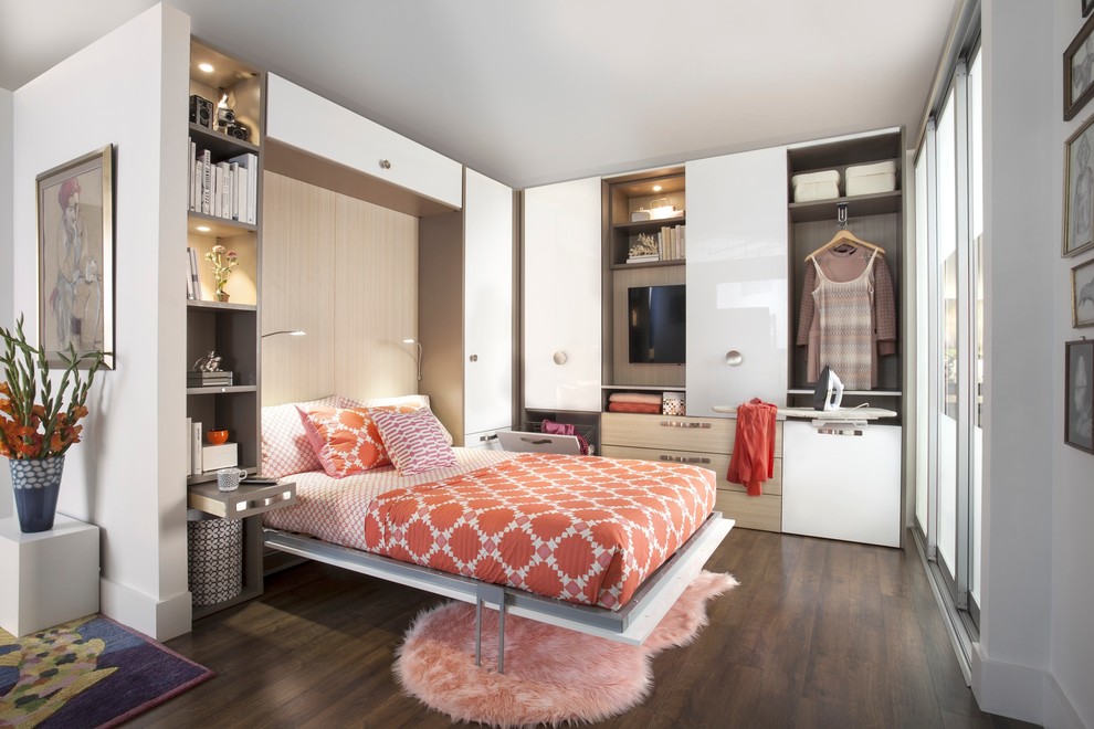 Diseño de habitación de invitados moderna pequeña sin chimenea con paredes blancas y suelo de madera oscura