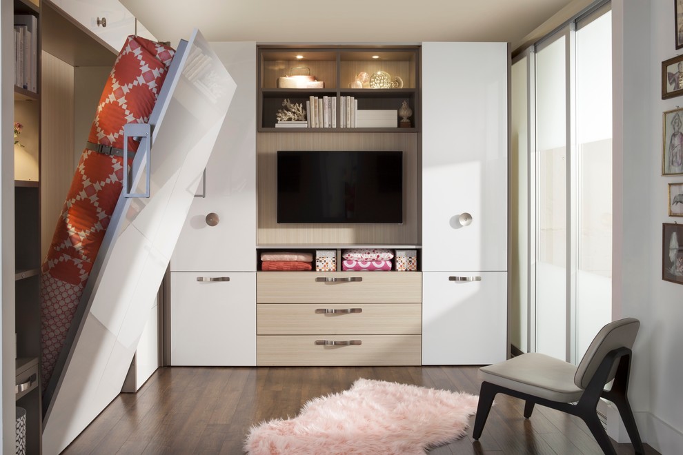 Kleines Modernes Schlafzimmer ohne Kamin, im Loft-Style mit weißer Wandfarbe und dunklem Holzboden in New York