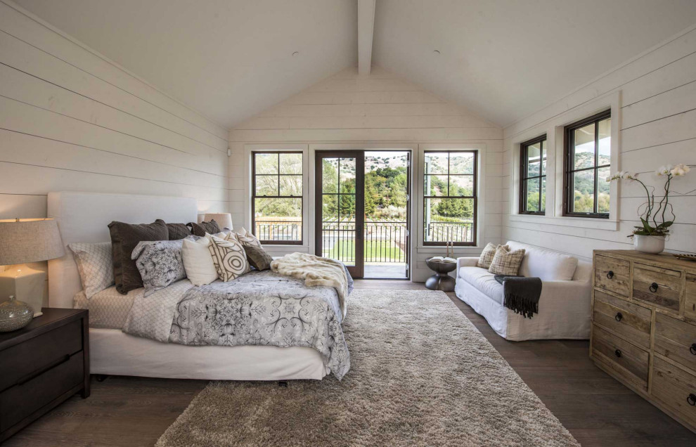 Landhaus Hauptschlafzimmer ohne Kamin mit weißer Wandfarbe, braunem Holzboden, braunem Boden, gewölbter Decke und Holzdielenwänden in San Francisco