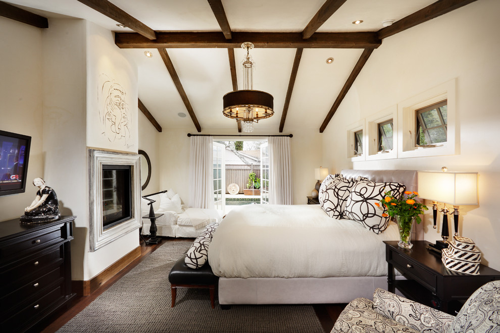 Mediterranes Schlafzimmer mit weißer Wandfarbe und Kamin in San Francisco