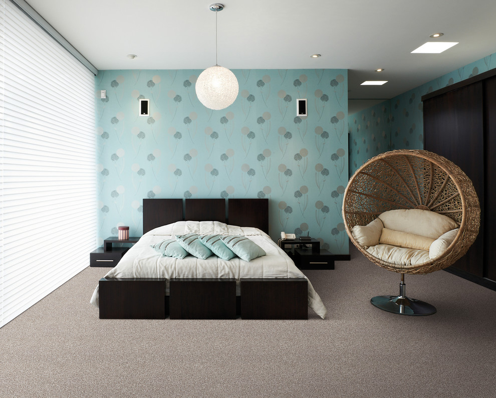 Exempel på ett mellanstort modernt gästrum, med blå väggar, heltäckningsmatta och brunt golv