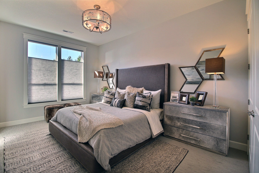 ポートランドにある広いトランジショナルスタイルのおしゃれな客用寝室 (ベージュの壁、磁器タイルの床、暖炉なし、グレーの床)