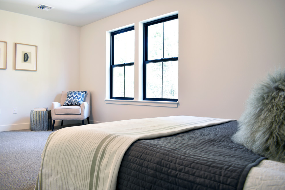 Mittelgroßes Landhaus Gästezimmer mit weißer Wandfarbe, Teppichboden und grauem Boden in Seattle