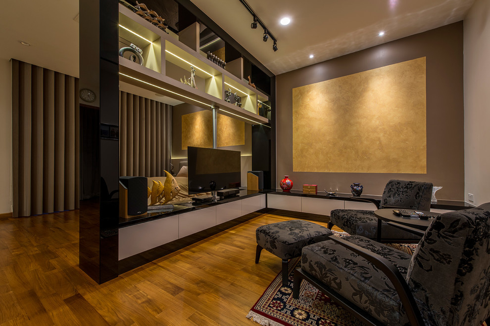 Idee per una grande camera matrimoniale minimalista con pareti beige e pavimento in legno massello medio