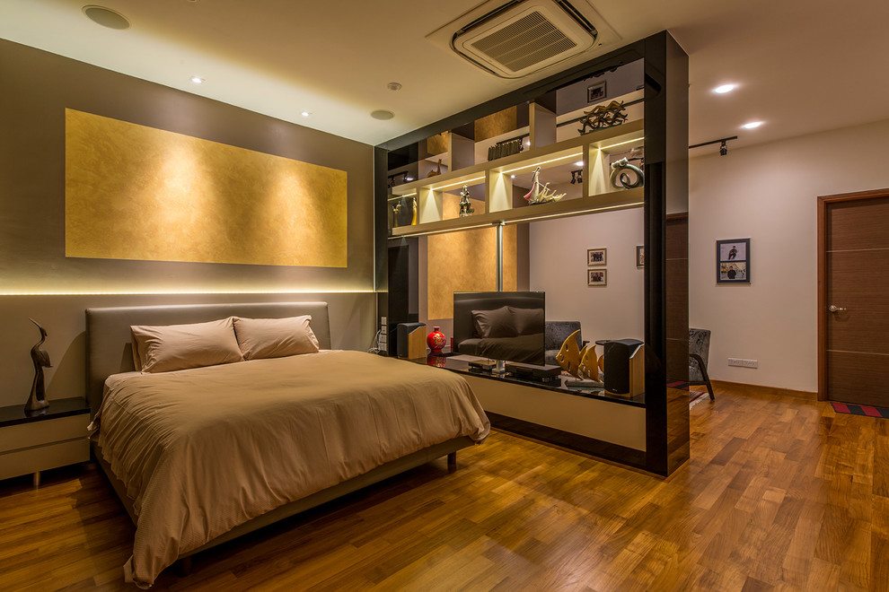 Inspiration pour une grande chambre parentale minimaliste avec un mur beige et un sol en bois brun.