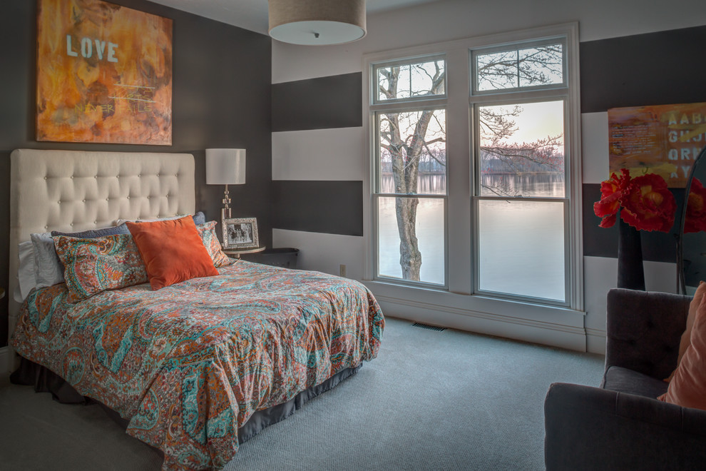 Imagen de dormitorio principal de estilo americano grande sin chimenea con paredes azules, suelo de bambú y suelo marrón