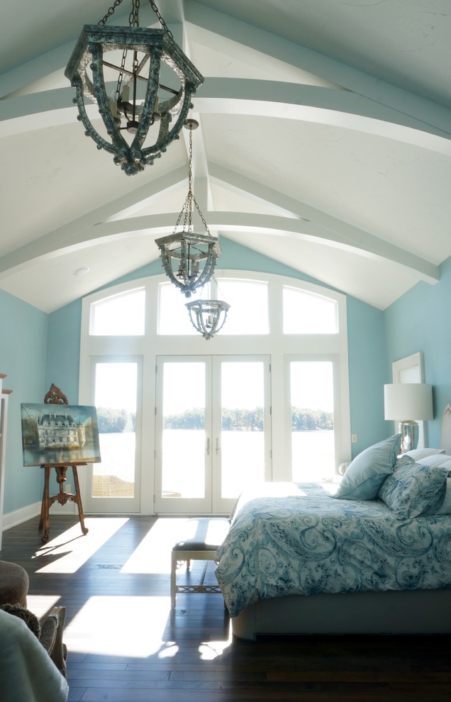 クリーブランドにある広いトラディショナルスタイルのおしゃれな主寝室 (青い壁、竹フローリング、暖炉なし、茶色い床) のレイアウト