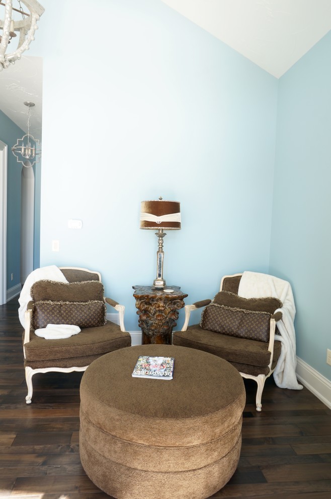 Пример оригинального дизайна: большая хозяйская спальня в стиле кантри с синими стенами, полом из бамбука и коричневым полом без камина