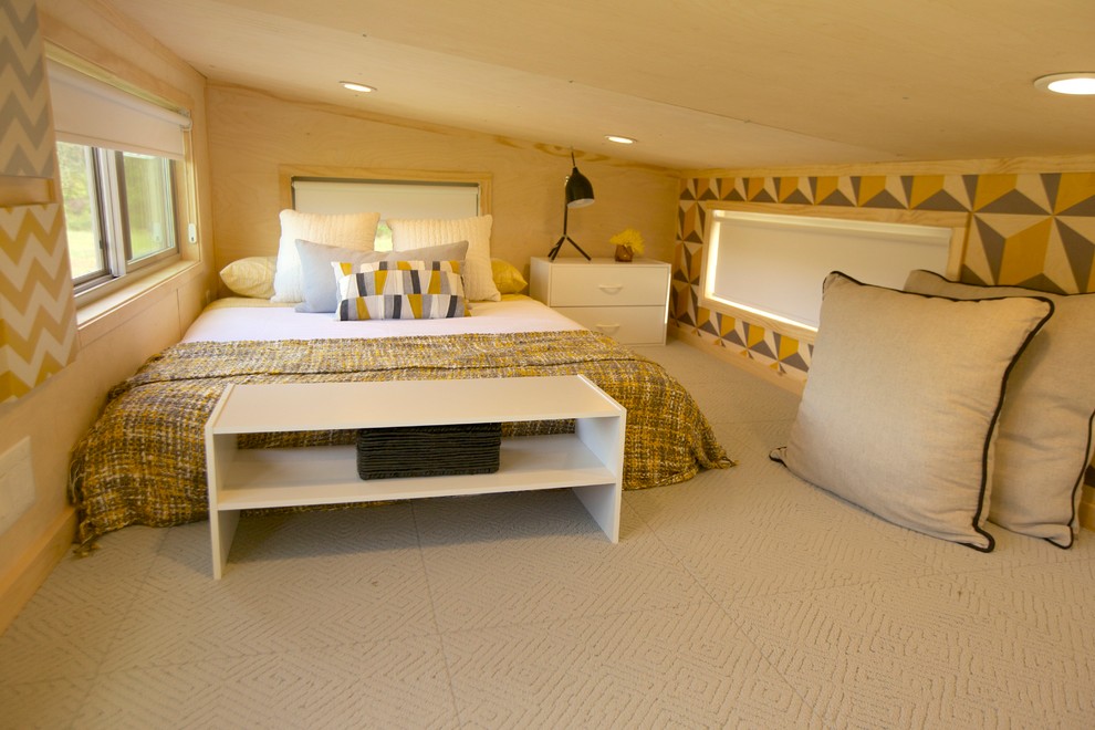 Пример оригинального дизайна: маленькая спальня на антресоли в современном стиле для на участке и в саду