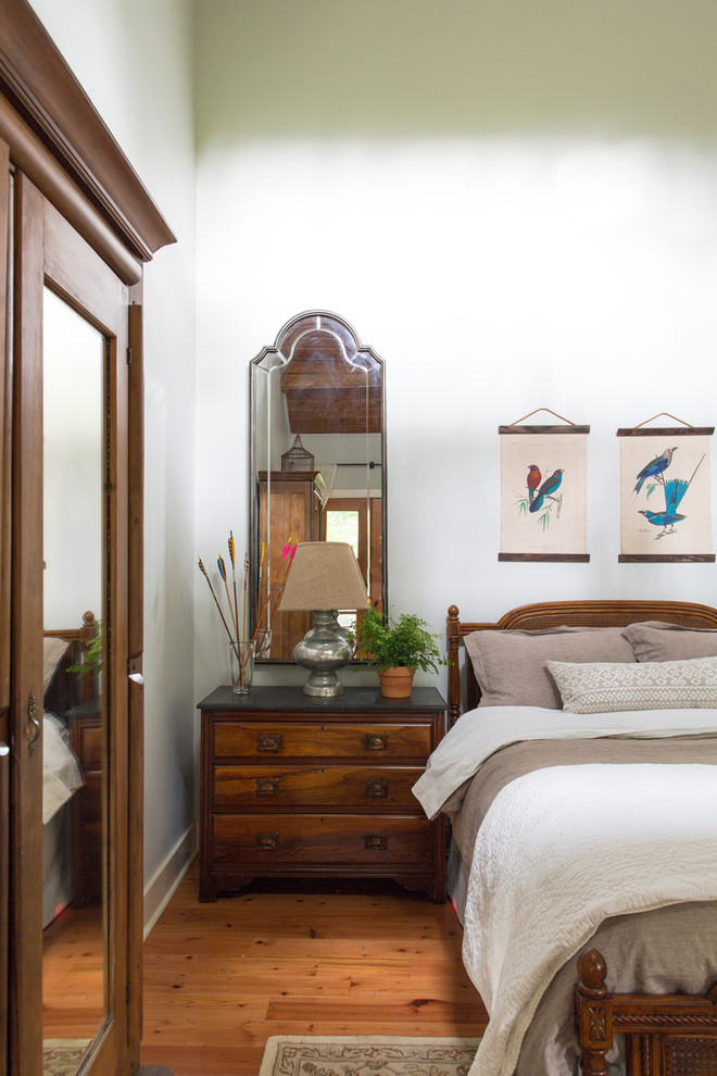 Uriges Schlafzimmer mit grauer Wandfarbe in New Orleans