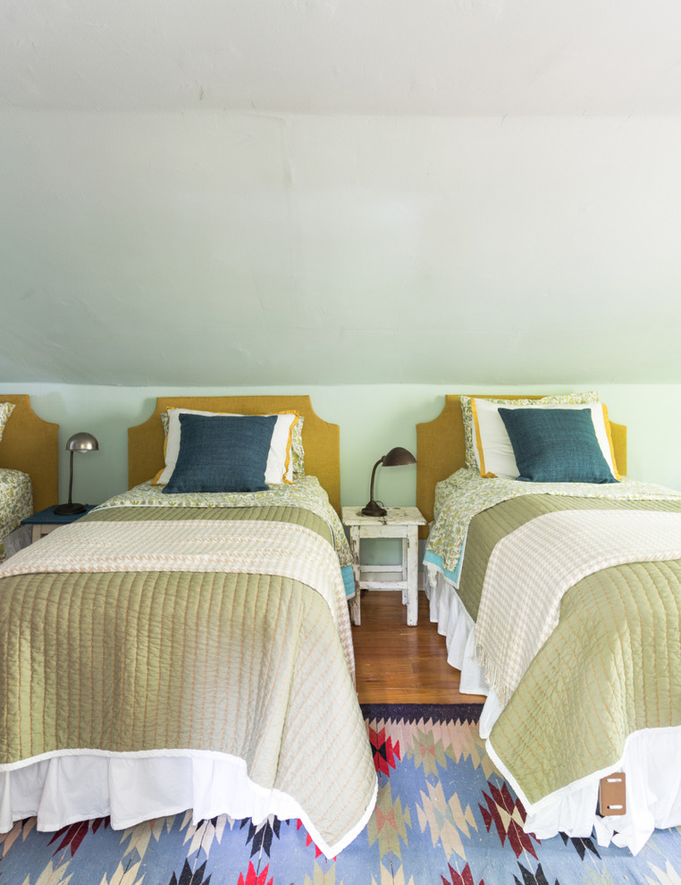 Источник вдохновения для домашнего уюта: спальня в стиле рустика с серыми стенами