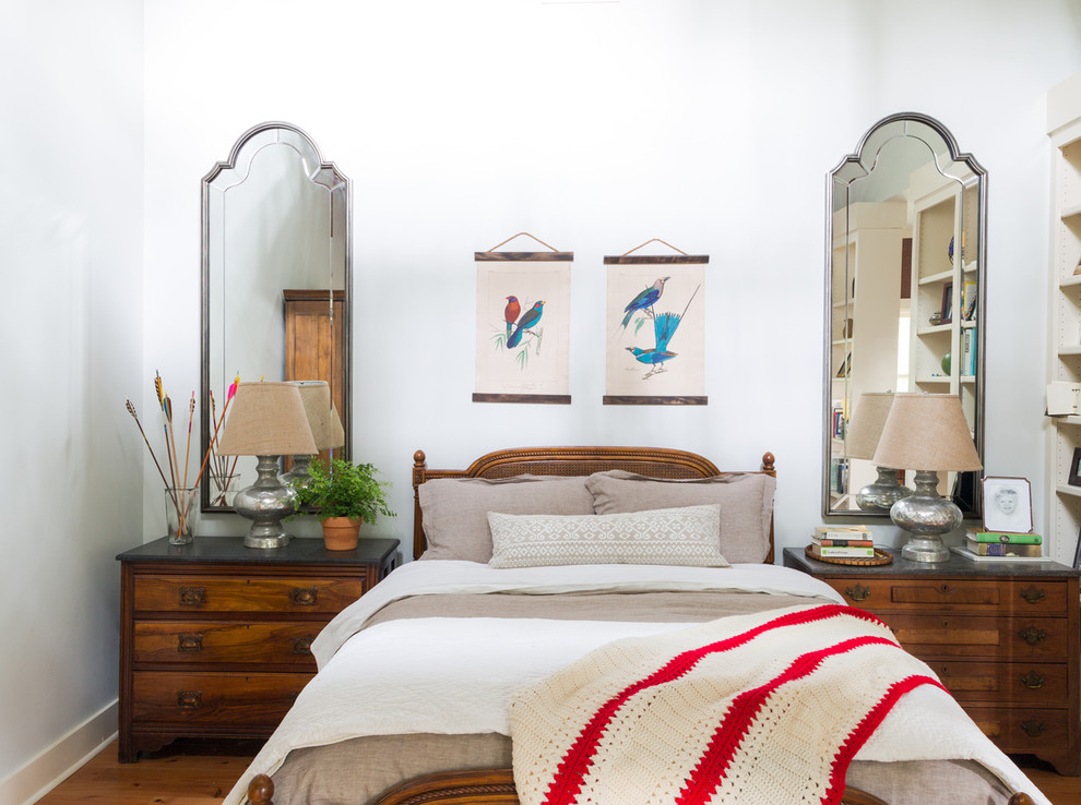 Rustikales Schlafzimmer ohne Kamin mit weißer Wandfarbe und braunem Holzboden in New Orleans