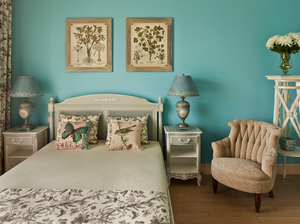 Стильный дизайн: хозяйская спальня в стиле шебби-шик с синими стенами и паркетным полом среднего тона без камина - последний тренд