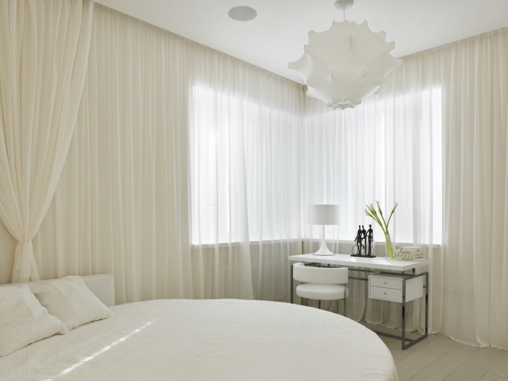 Immagine di una camera matrimoniale design con pareti bianche, pavimento in legno verniciato e nessun camino