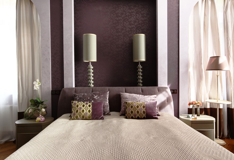 Modelo de dormitorio principal actual con paredes púrpuras
