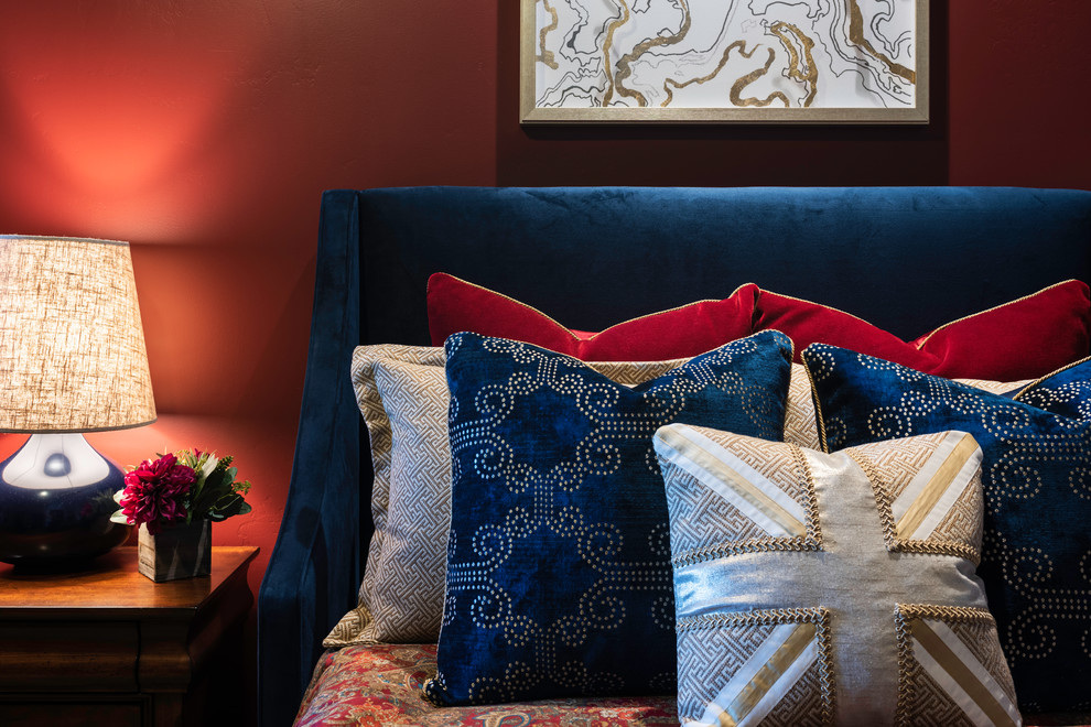 他の地域にある中くらいなラスティックスタイルのおしゃれな客用寝室 (赤い壁、カーペット敷き、暖炉なし、グレーの床)
