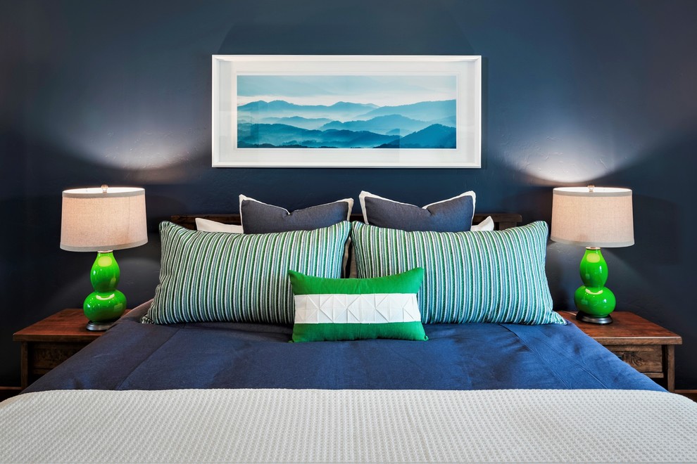 Inspiration för mellanstora maritima huvudsovrum, med blå väggar, heltäckningsmatta och grått golv