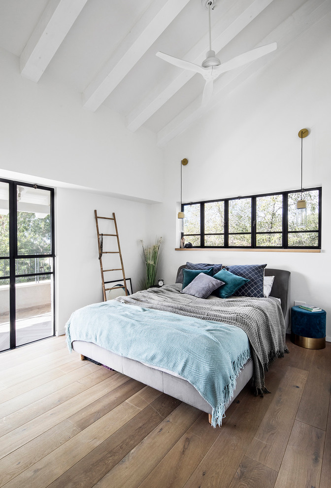 Идея дизайна: большая хозяйская спальня в современном стиле с белыми стенами, паркетным полом среднего тона и коричневым полом