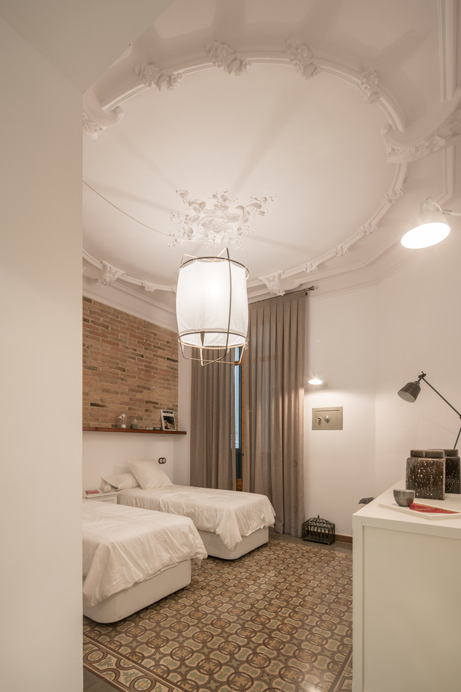 Modelo de habitación de invitados tradicional renovada sin chimenea con paredes blancas y suelo de baldosas de cerámica