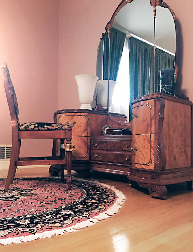 Mittelgroßes Klassisches Hauptschlafzimmer ohne Kamin mit rosa Wandfarbe, hellem Holzboden und beigem Boden in Boston