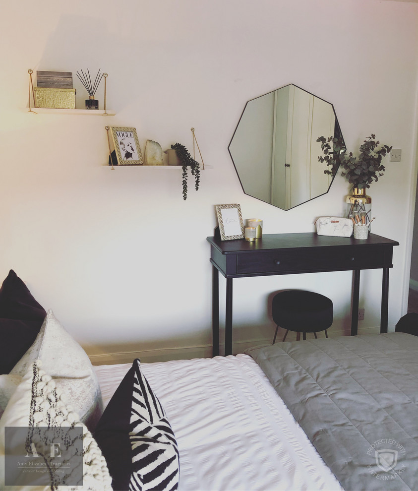 Источник вдохновения для домашнего уюта: маленькая хозяйская спальня в стиле фьюжн с белыми стенами, ковровым покрытием и серым полом для на участке и в саду