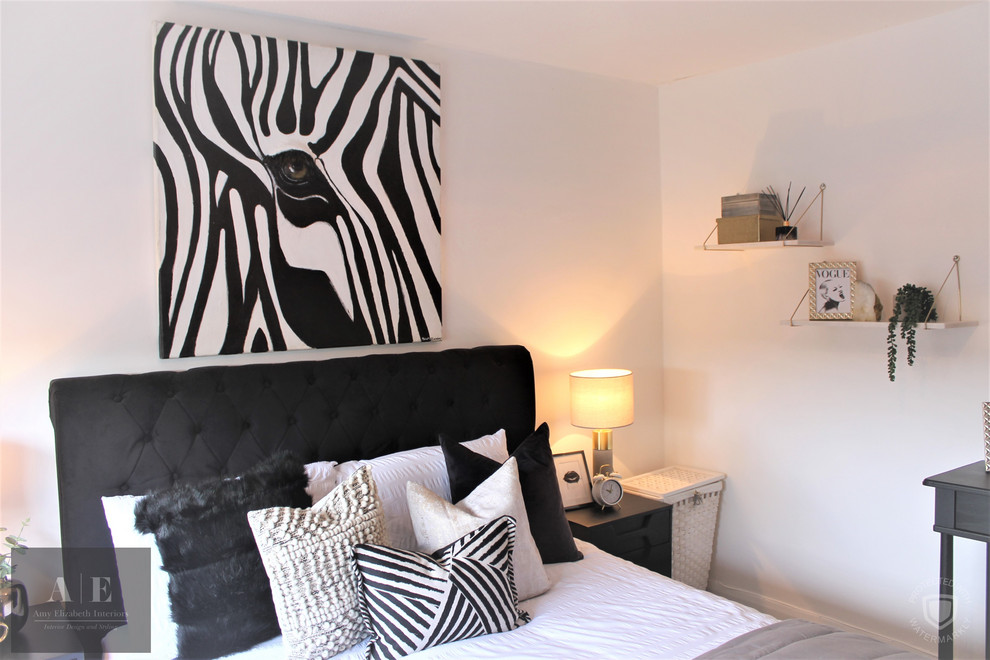 Kleines Stilmix Hauptschlafzimmer mit weißer Wandfarbe, Teppichboden und grauem Boden in Hampshire