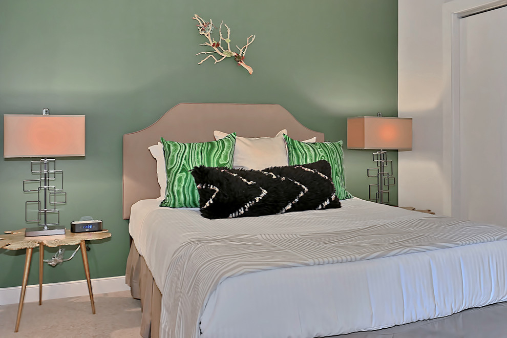 Идея дизайна: хозяйская спальня среднего размера в восточном стиле с зелеными стенами, ковровым покрытием и бежевым полом без камина