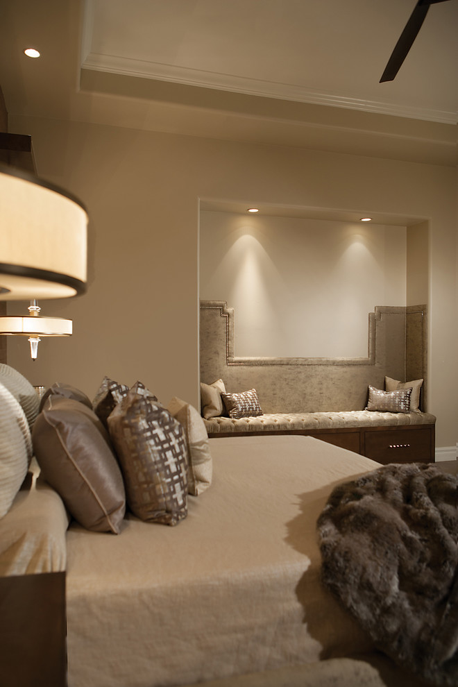 Mittelgroßes Modernes Gästezimmer ohne Kamin mit brauner Wandfarbe und braunem Holzboden in Phoenix
