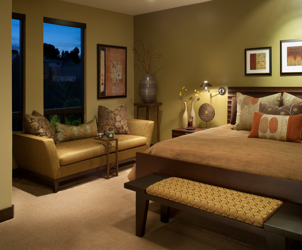 Mittelgroßes Asiatisches Hauptschlafzimmer ohne Kamin mit grüner Wandfarbe und Teppichboden in San Diego