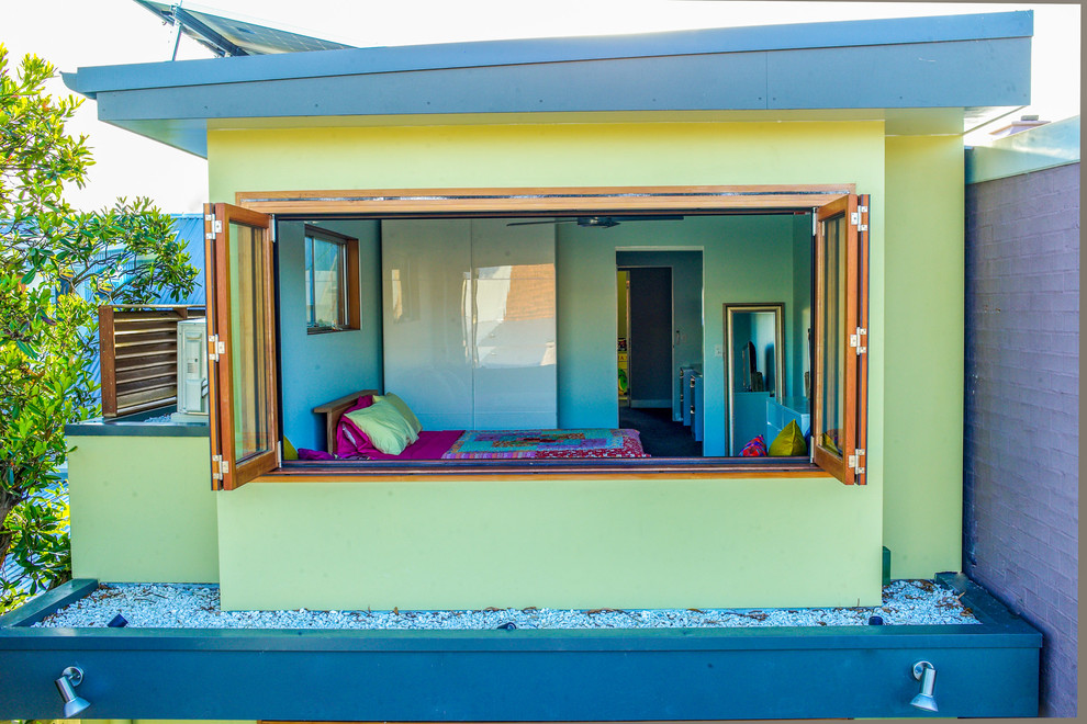 Стильный дизайн: маленькая хозяйская спальня в современном стиле с синими стенами и ковровым покрытием для на участке и в саду - последний тренд