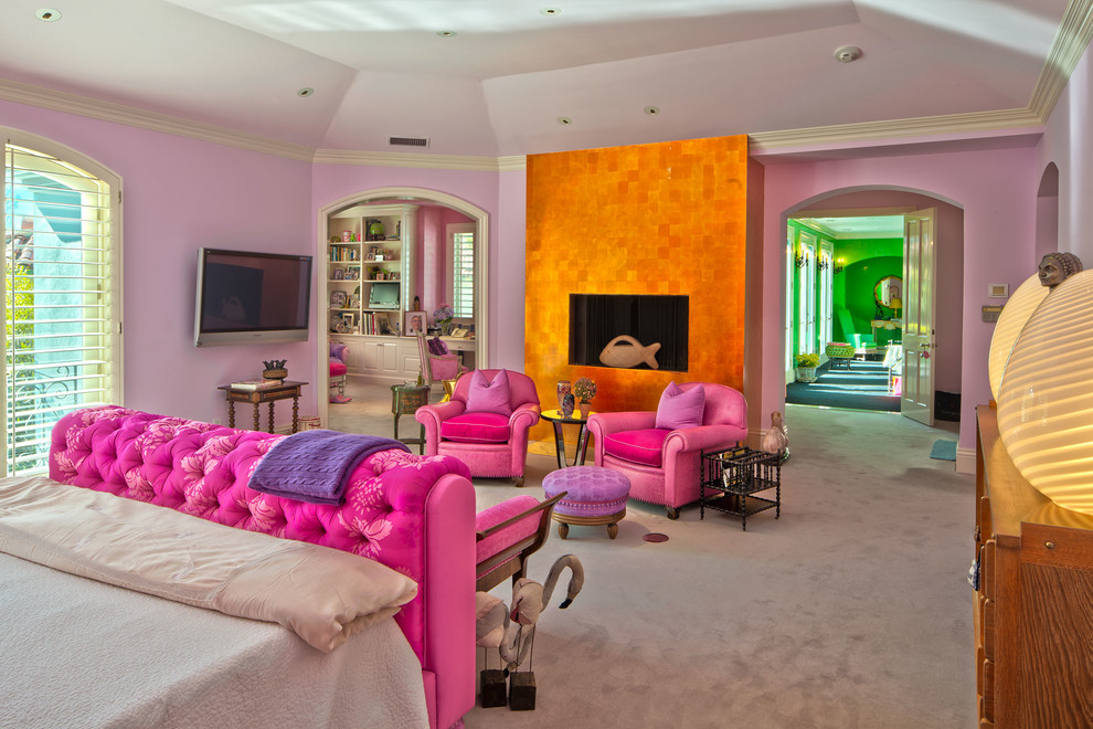 Inspiration för ett stort eklektiskt huvudsovrum, med rosa väggar, heltäckningsmatta och grått golv